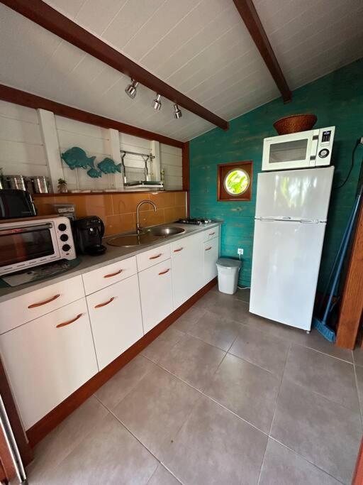Bungalow, Gite Les Fleurs Du Colibri Bouillante Exteriér fotografie